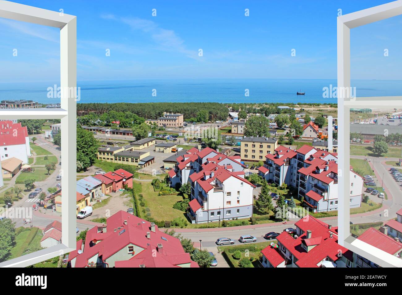 Stadtpanorama von zu Hause aus sichtbar. Fenster geöffnet Stockfoto