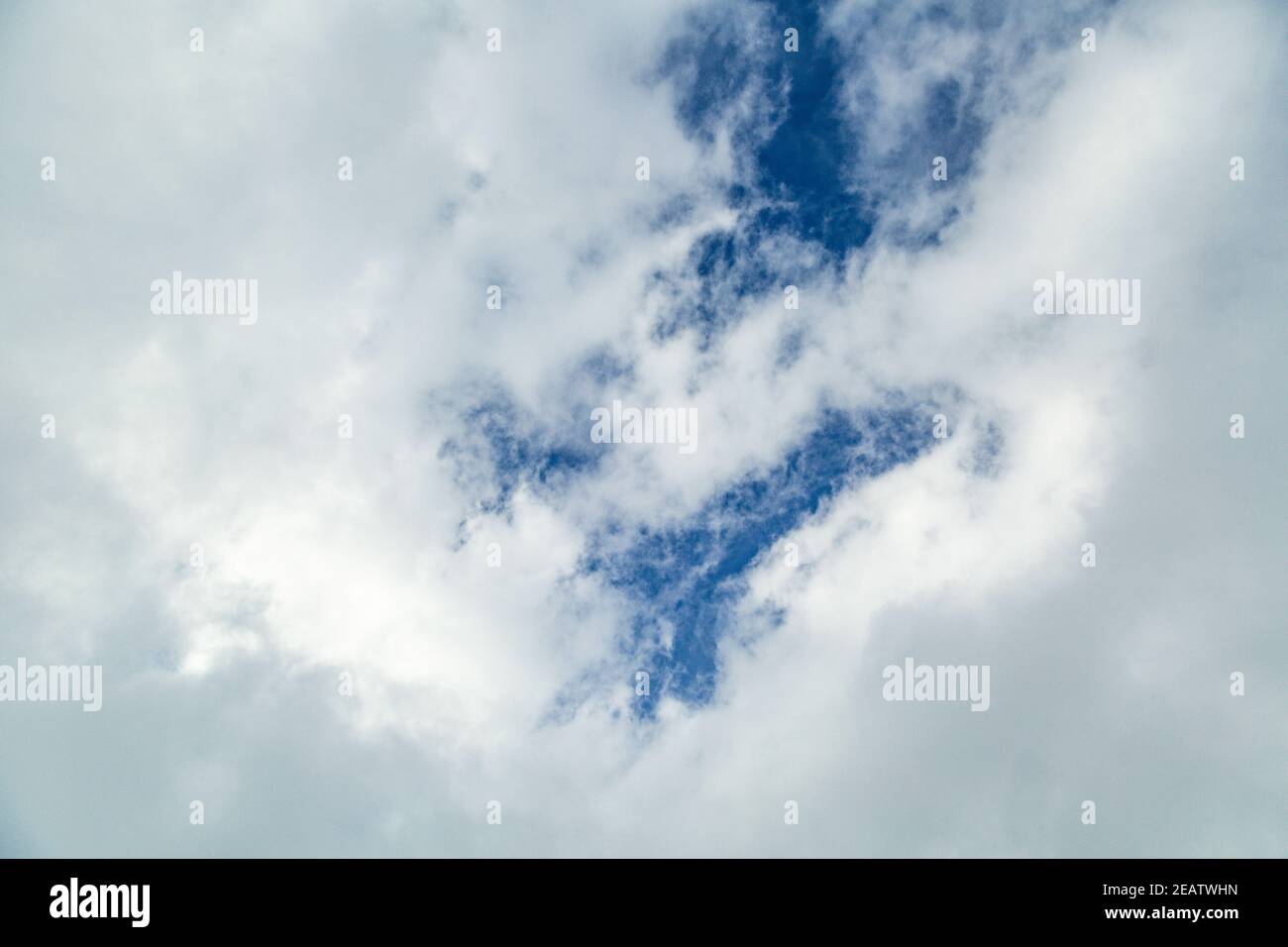 Panorama des blauen Himmels Hintergrund mit winzigen Wolken Stockfoto