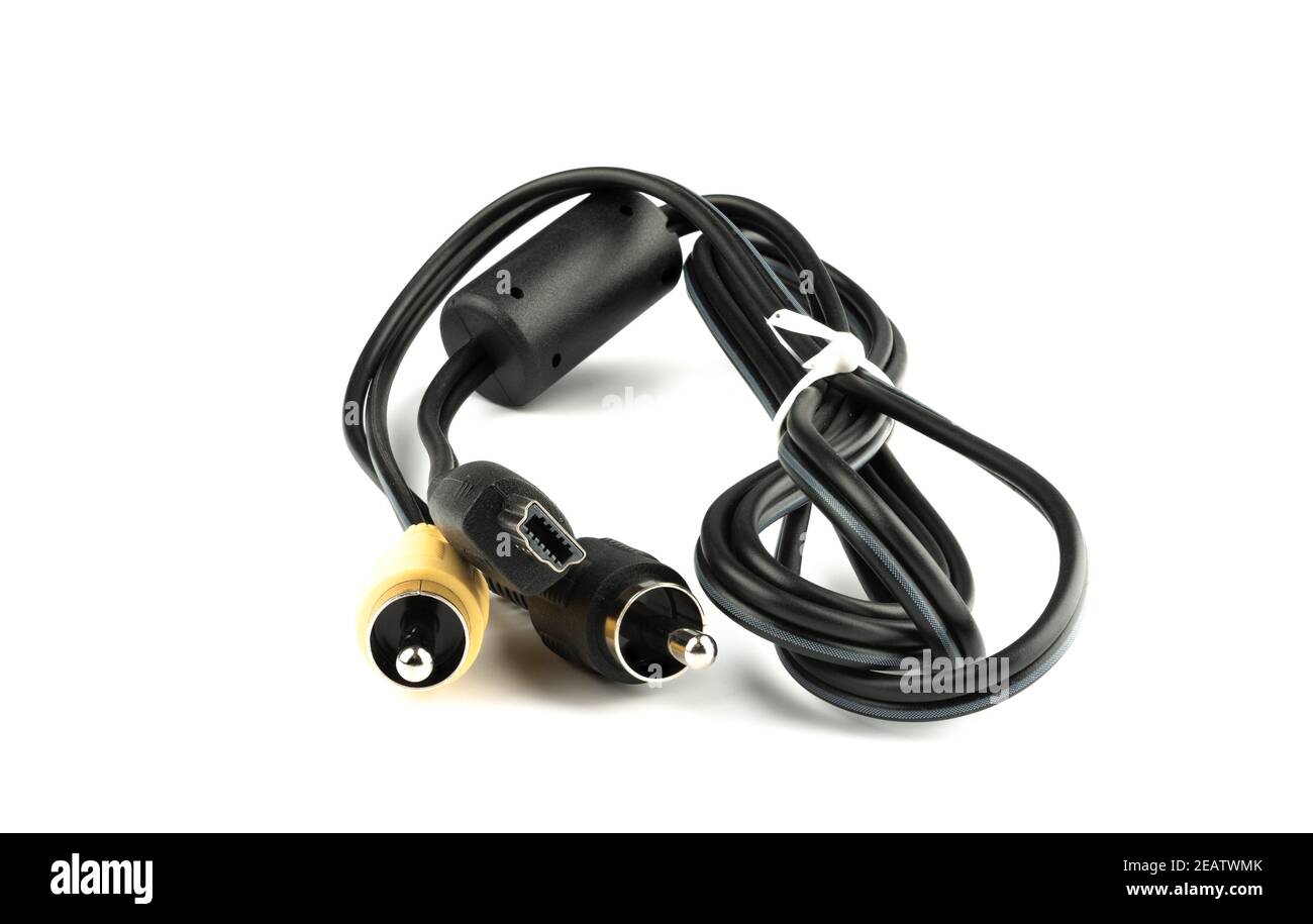 Schwarzes Datenkabel mit Ferritfilter und verschiedenen Steckverbindertypen. Nahaufnahme. Speicherplatz kopieren. Stockfoto