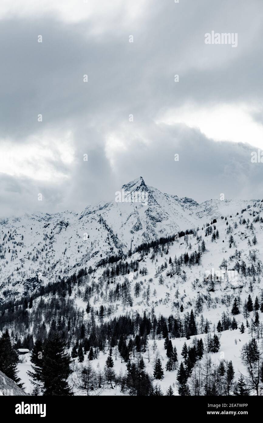 Spitze der schneebedeckten Berge während der Winterzeit Stockfoto