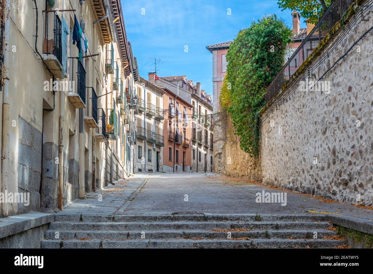 Eine schmale Straße bei real sitio de San Ildefonso in Spanien Stockfoto