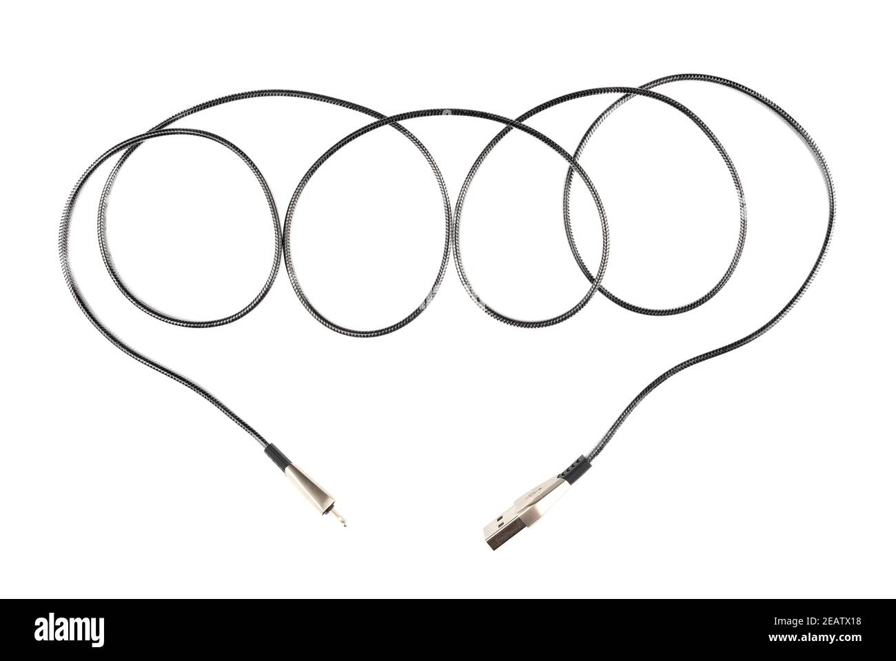 Draufsicht auf ein Datenkabel oder Ladekabel mit USB-Anschlüssen. Speicherplatz kopieren. Stockfoto