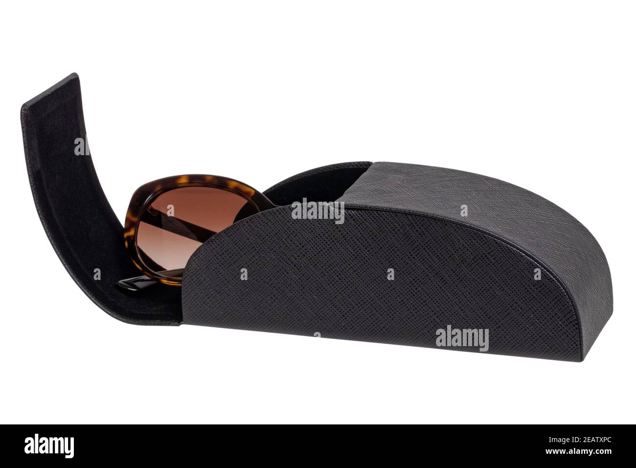Nahaufnahme von trendigen Sonnenbrillen in einer geöffneten schwarzen Luxus-Lederbrille hart isoliert auf weißem Hintergrund. Beschneidungspfad. Makro. Stockfoto
