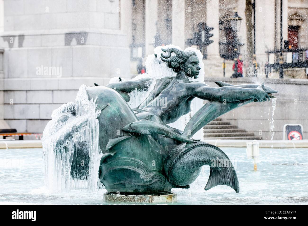 Gefrorene Brunnen auf Trafalgar Square, London, England, während extrem niedrigen Temperaturen von Storm Darcy, Februar 2021, auch das Biest aus dem Osten genannt. Stockfoto