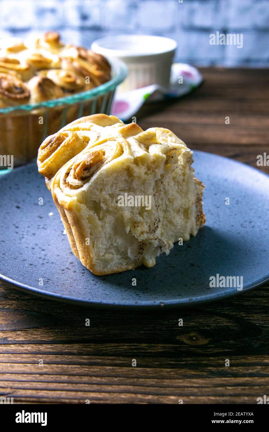 Ein Stück Apfelkuchen mit Zimt auf blauem Teller. Top-Ansichten mit viel Platz Stockfoto