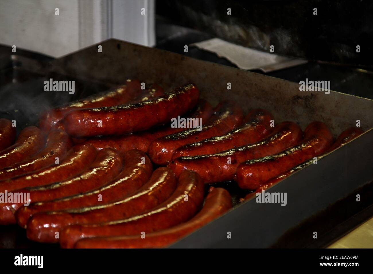 Leckere Grillwürste auf dem Grill. Stockfoto