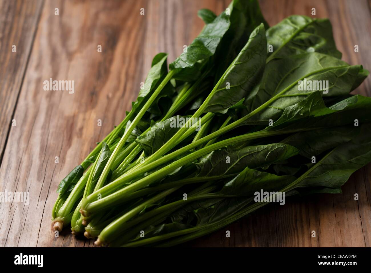 Spinat auf einem hölzernen Hintergrund Stockfoto