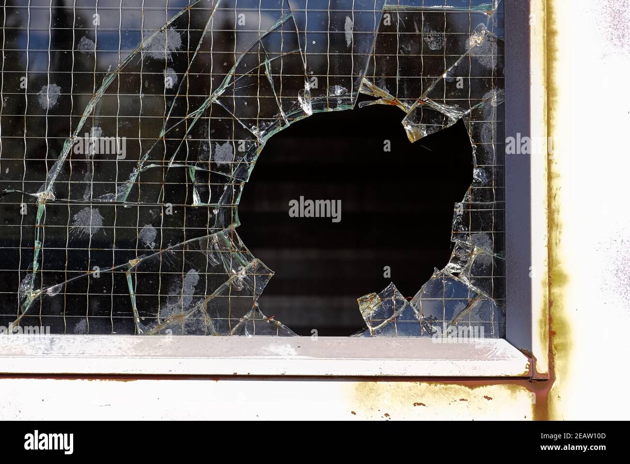 Nahaufnahme eines Einbruchs durch ein verdrahtetes Glasfenster Stockfoto