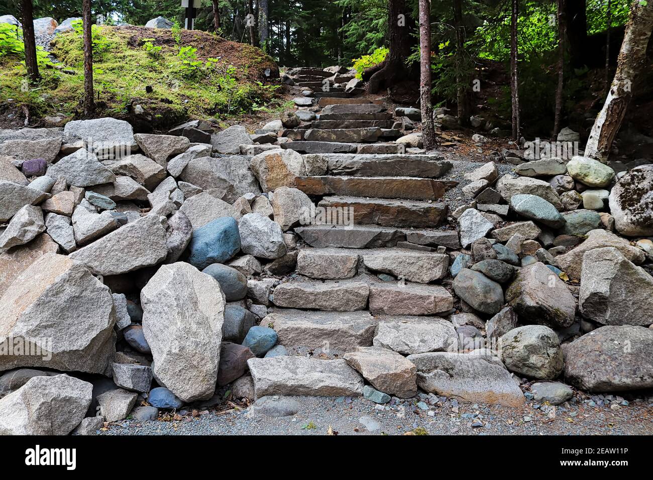 Nahaufnahme einer Steintreppe zu einem natürlichen Bereich Stockfoto