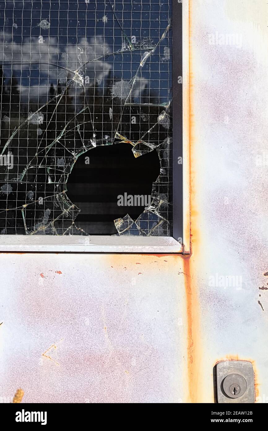 Eine Tür mit einem Glasfenster eingestanzt Stockfoto