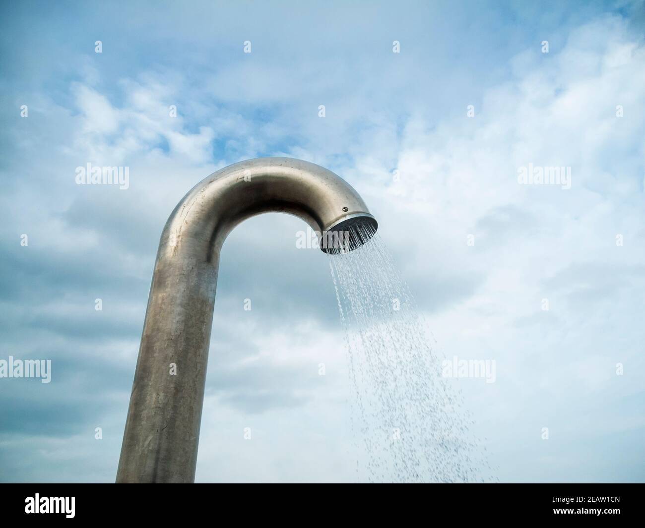 Dusche im Freien vor einem bewölkten Himmel Stockfoto