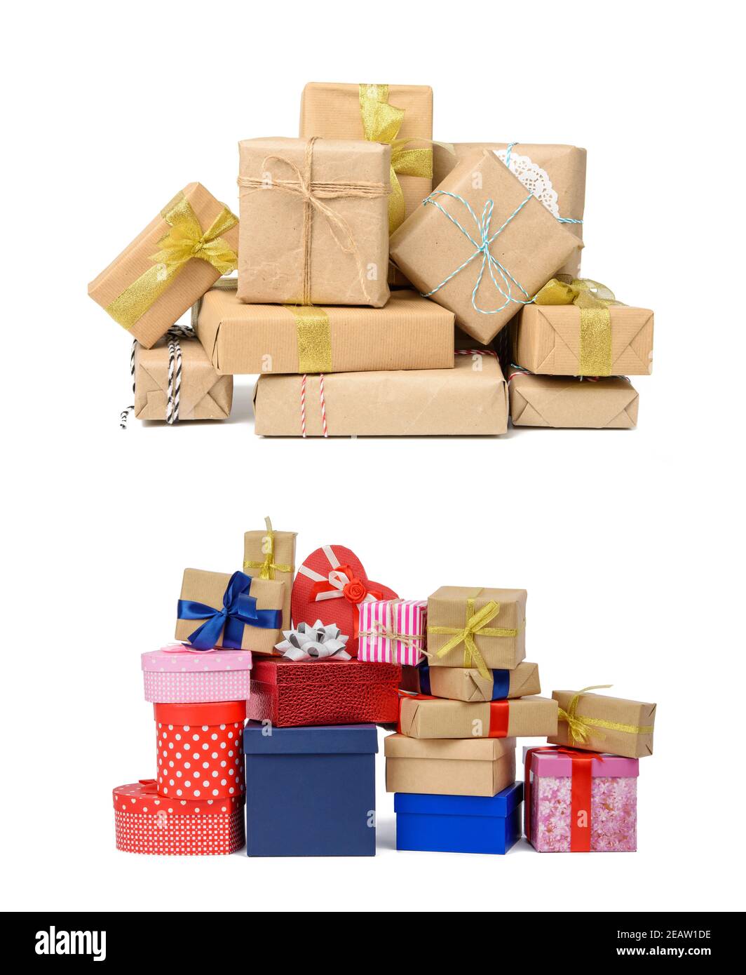 Großer Stapel von Geschenken in braunem Kraftpapier eingewickelt und mit Seidenband gebunden, Boxen isoliert auf weißem Hintergrund Stockfoto