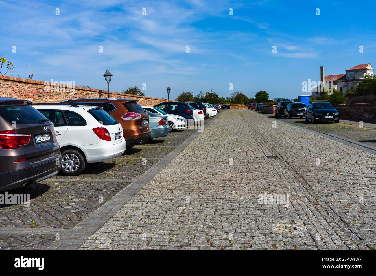 Geparkte Autos entlang einer gepflasterten Straße in Alba Iulia, Rumänien, 2020. Stockfoto