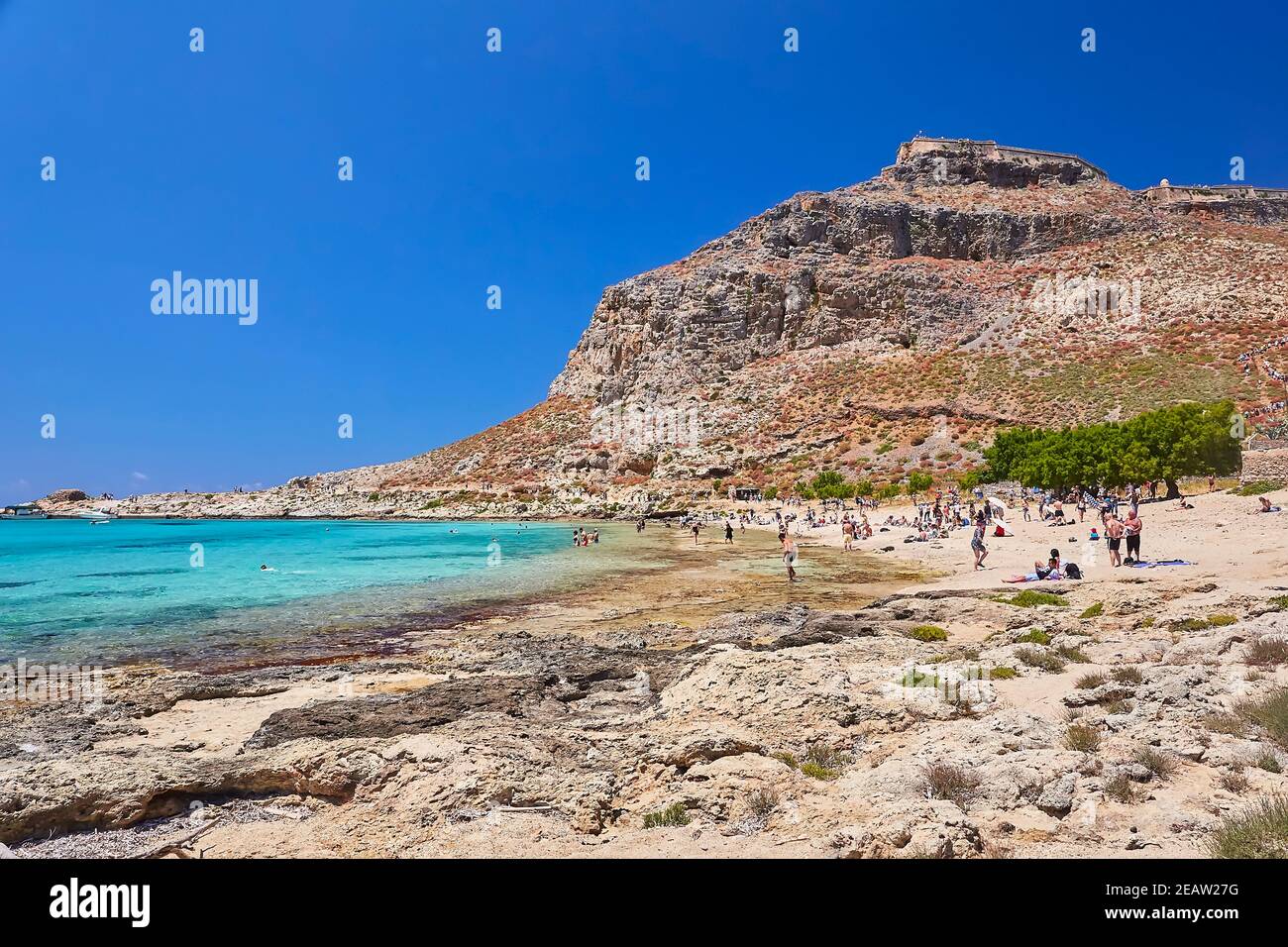 GRAMVOUSA - BALOS, DIE INSEL KRETA, GRIECHENLAND - 4. JUNI 2019: Menschen am Strand von Balos Stockfoto