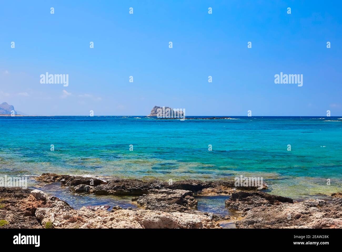 GRAMVOUSA - BALOS, DIE INSEL KRETA, GRIECHENLAND - 4. JUNI 2019:wunderschöner Meerblick auf der Insel Gramvousa Stockfoto