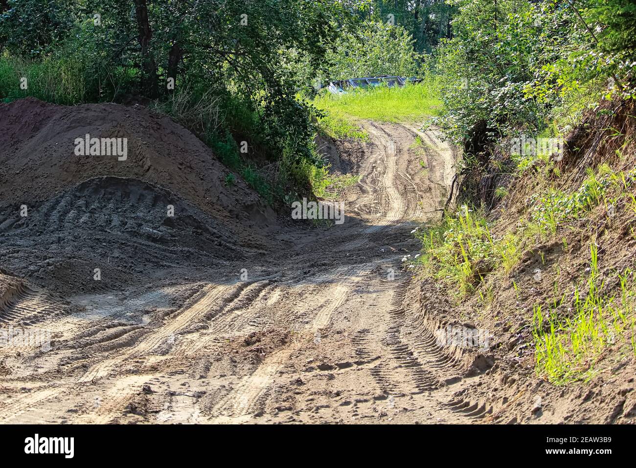 Ein sandiger Quadding Trail mit vielen Reifenpfaden Stockfoto