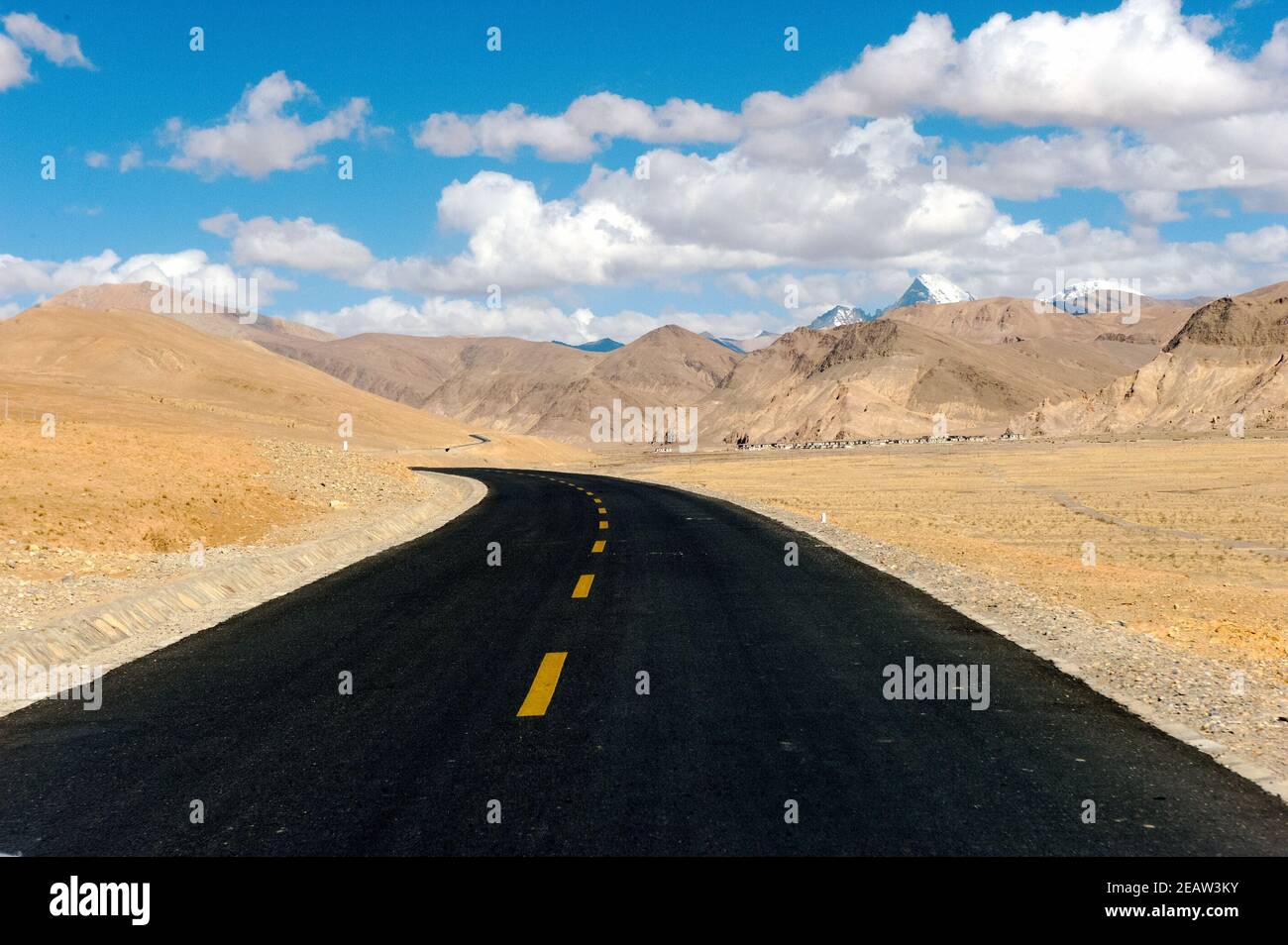 Asphaltstraße in Tibet. Strecke im Himalaya. Stockfoto