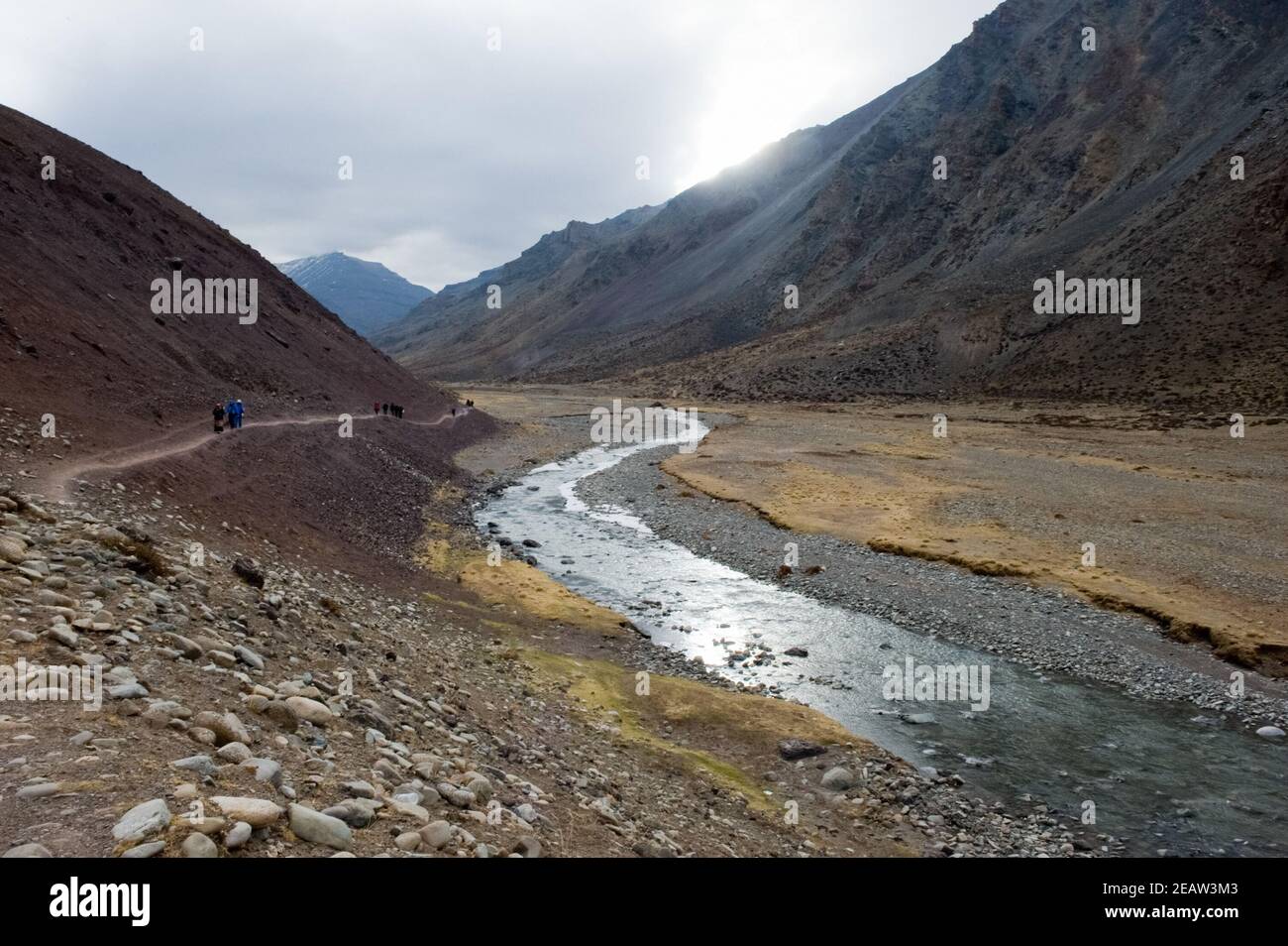 Gebirgsfluss in Tibet. Das Wasser des Himalaya. Stockfoto