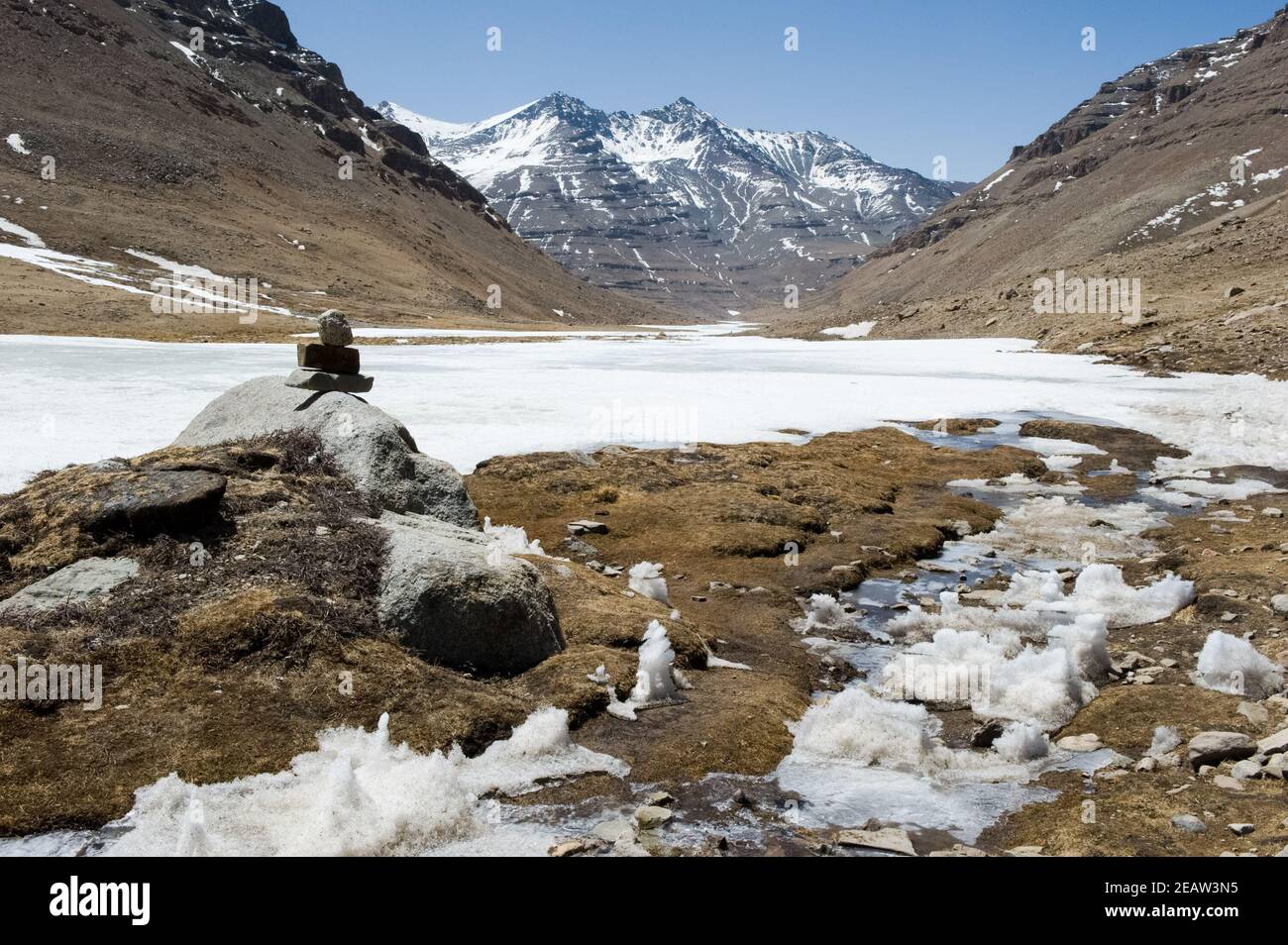Gebirgsfluss in Tibet. Das Wasser des Himalaya. Stockfoto