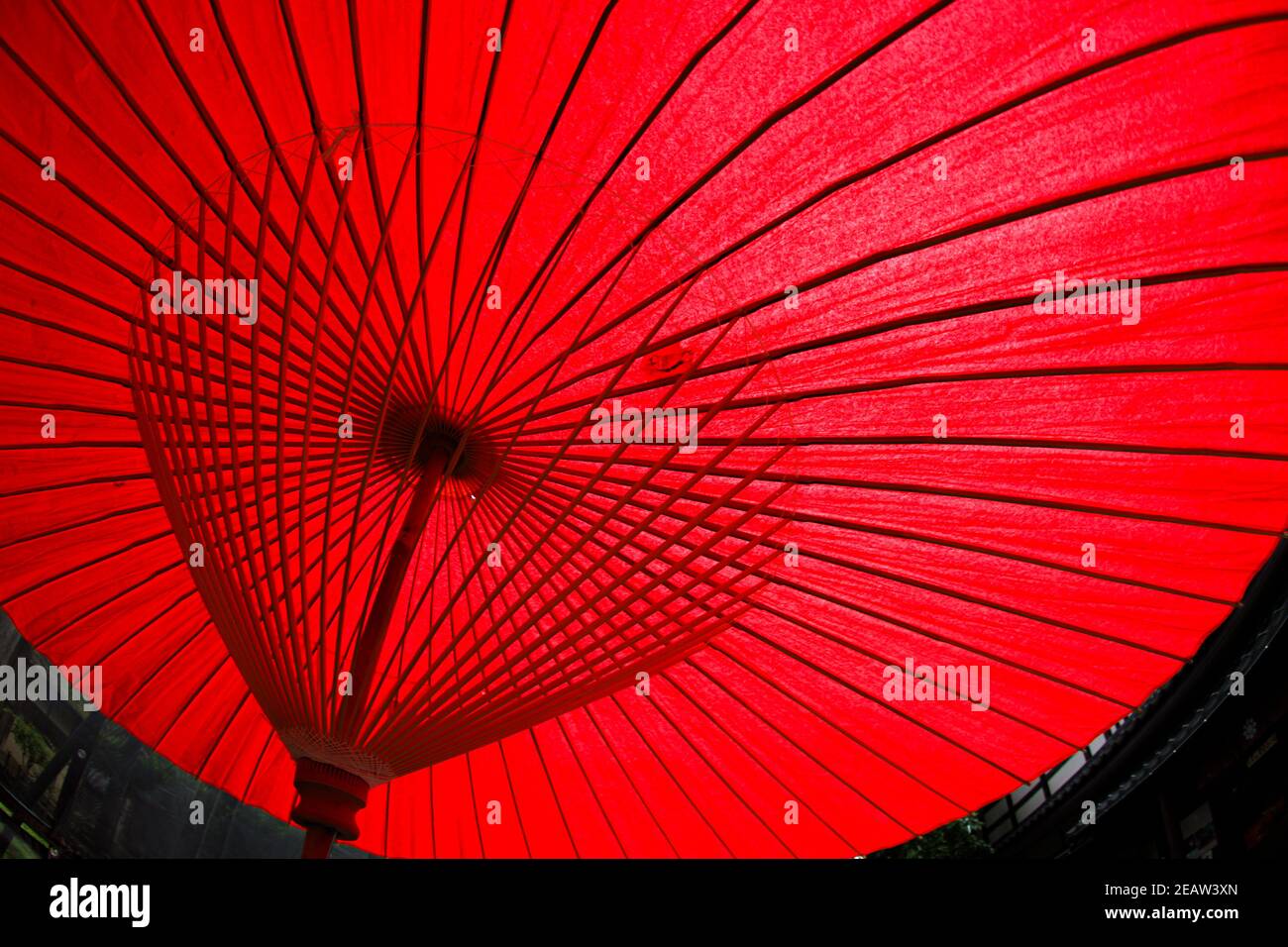 Leuchtend roter Schirm des Bildes Stockfoto