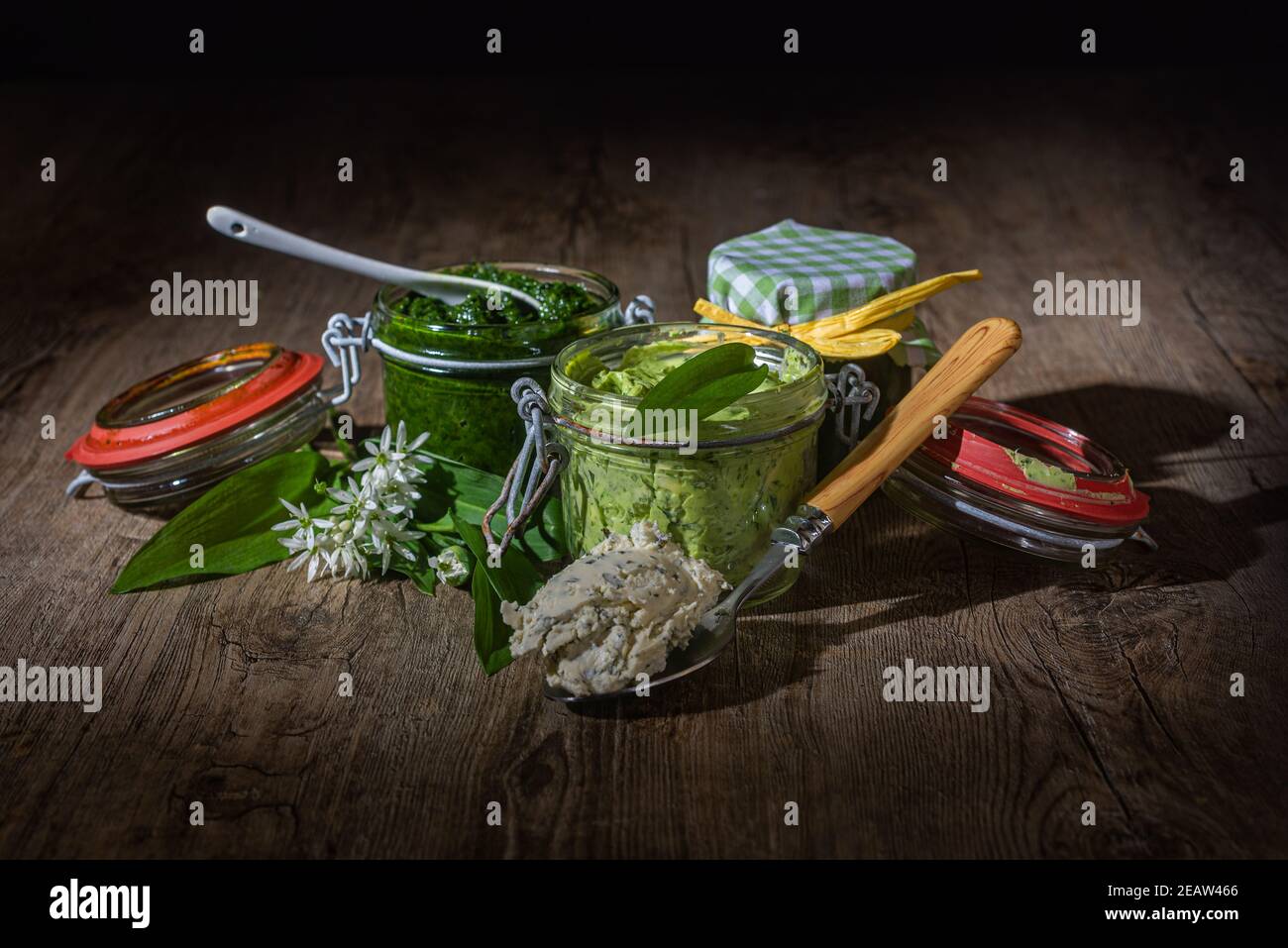 Verschiedene BÃ¤rlauchprodukte, BÃ¤rlauchbutter, Pesto, FrischkÃ¤se Stockfoto