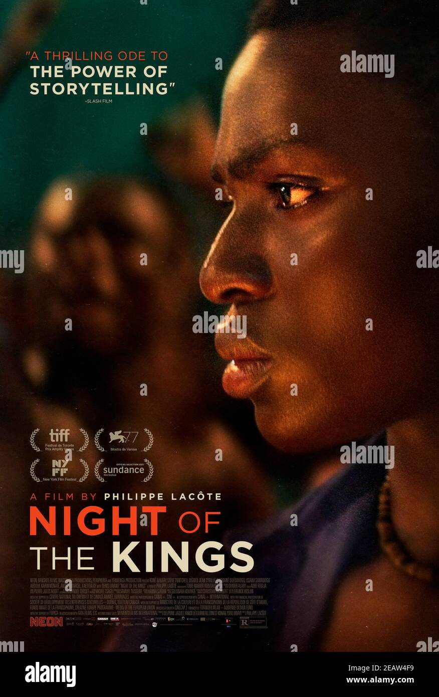 Night of the Kings [La nuit des roi] (2020) unter der Regie von Philippe Lacôte mit Bakary Koné, Steve Tientcheu und Jean Cyrille Digbe. Ein neu angekommener Gefangener muss den anderen Gefangenen eine Geschichte erzählen. Stockfoto