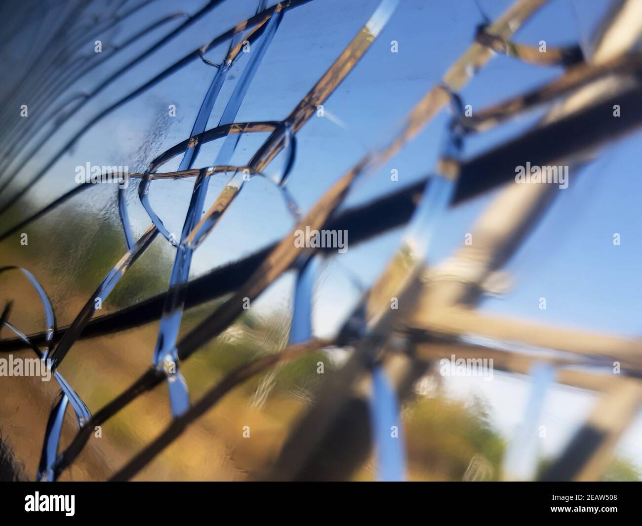 Nahaufnahme der Risse auf dem Glas eines Angezeigt Stockfoto