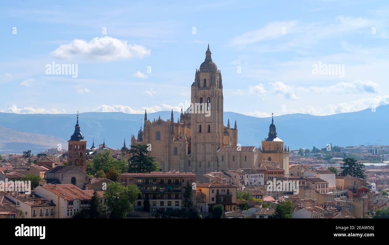 Gesamtaufnahme der berühmten Kathedrale von Segovia in Spanien. Stockfoto