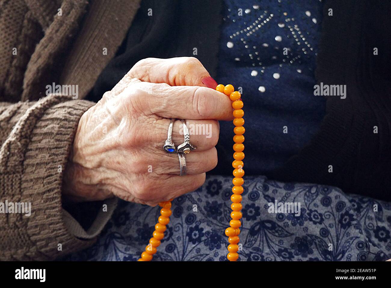 Alte muslimische Frau mit Rosenkranz in der Hand betet an Stockfoto