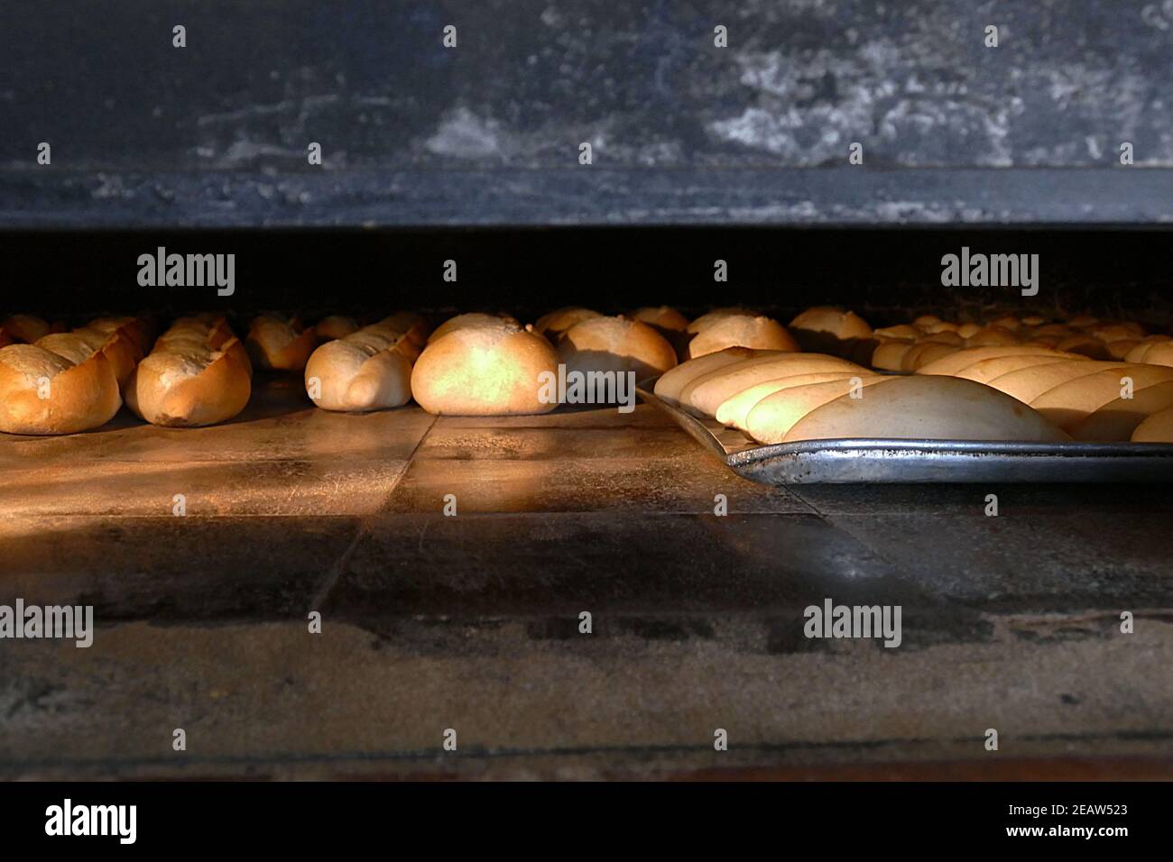 Ein großer klassischer Holzofen, der Brot, Holzofen und gebackenes Brot backt Stockfoto