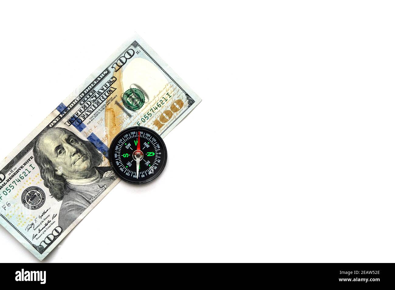 100 us-Dollar auf weißem Hintergrund und Kompass, um korrekte und genaue Investition zu machen Stockfoto
