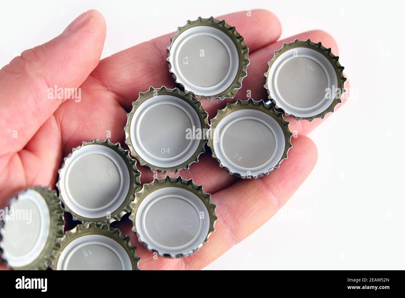 Metall-Soda-Flaschen-Kappen, Soda-Kappen, Nahaufnahme auf weißem Hintergrund Stockfoto