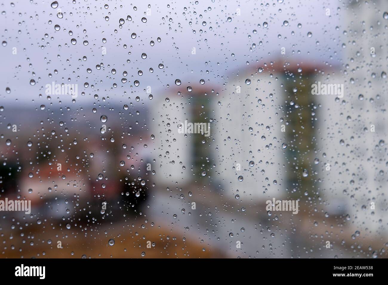 Wassertröpfchen auf Glas und Blick auf die Landschaft, Tröpfchen auf Nahglas Stockfoto
