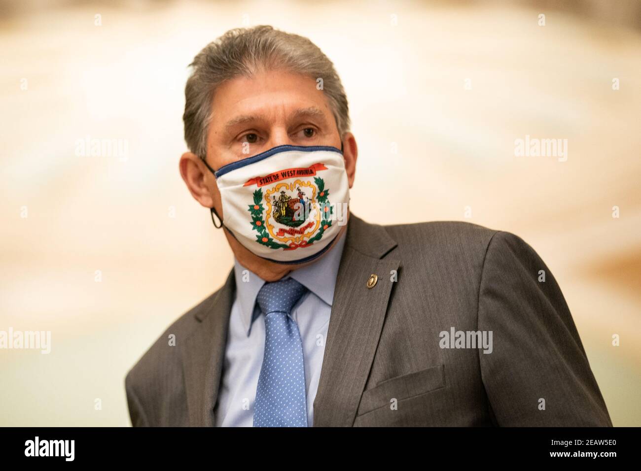 Senator Joe Manchin, D-WV, kommt am Mittwoch, den 10. Februar 2021, zum zweiten Tag des Amtsenthebungsverfahrens des ehemaligen Präsidenten Donald Trump im US-Kapitol in Washington, DC an. Manager von Amtsenthebungsverfahren werden den Fall vertreten, dass Trump für den Angriff auf das US-Kapitol vom 6th. Januar "verantwortlich" war und er verurteilt und von einem erneuten öffentlichen Amt ausgeschlossen werden sollte.Quelle: Kevin Dietsch/Pool via CNP weltweit Stockfoto