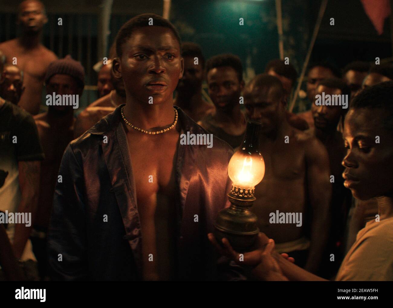 Die Nacht der Könige [La nuit des roi] (2020) unter der Regie von Philippe Lacôte AS und mit Bakary Koné als Roman, einem neu eingetroffenen Gefangenen, der den anderen Gefangenen eine Geschichte erzählen muss. Stockfoto