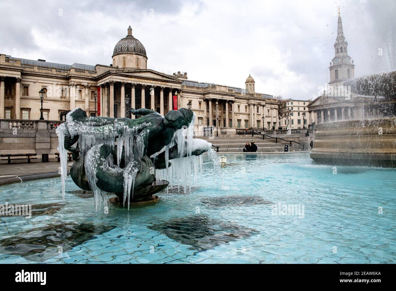 Gefrorene Brunnen auf Trafalgar Square, London, England, während extrem niedrigen Temperaturen von Storm Darcy, Februar 2021, auch das Biest aus dem Osten genannt. Stockfoto