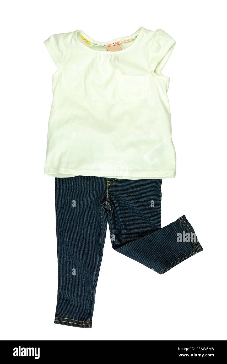 Ein schönes helles T-Shirt und eine dunkelblaue Jeans für kleines Mädchen isoliert auf weißem Hintergrund. Mode für Kinder. Stockfoto