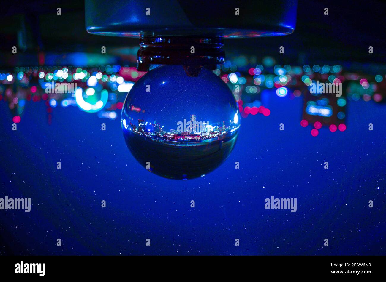 Die Skyline von Yokohama spiegelt sich im Kristall wider Stockfoto