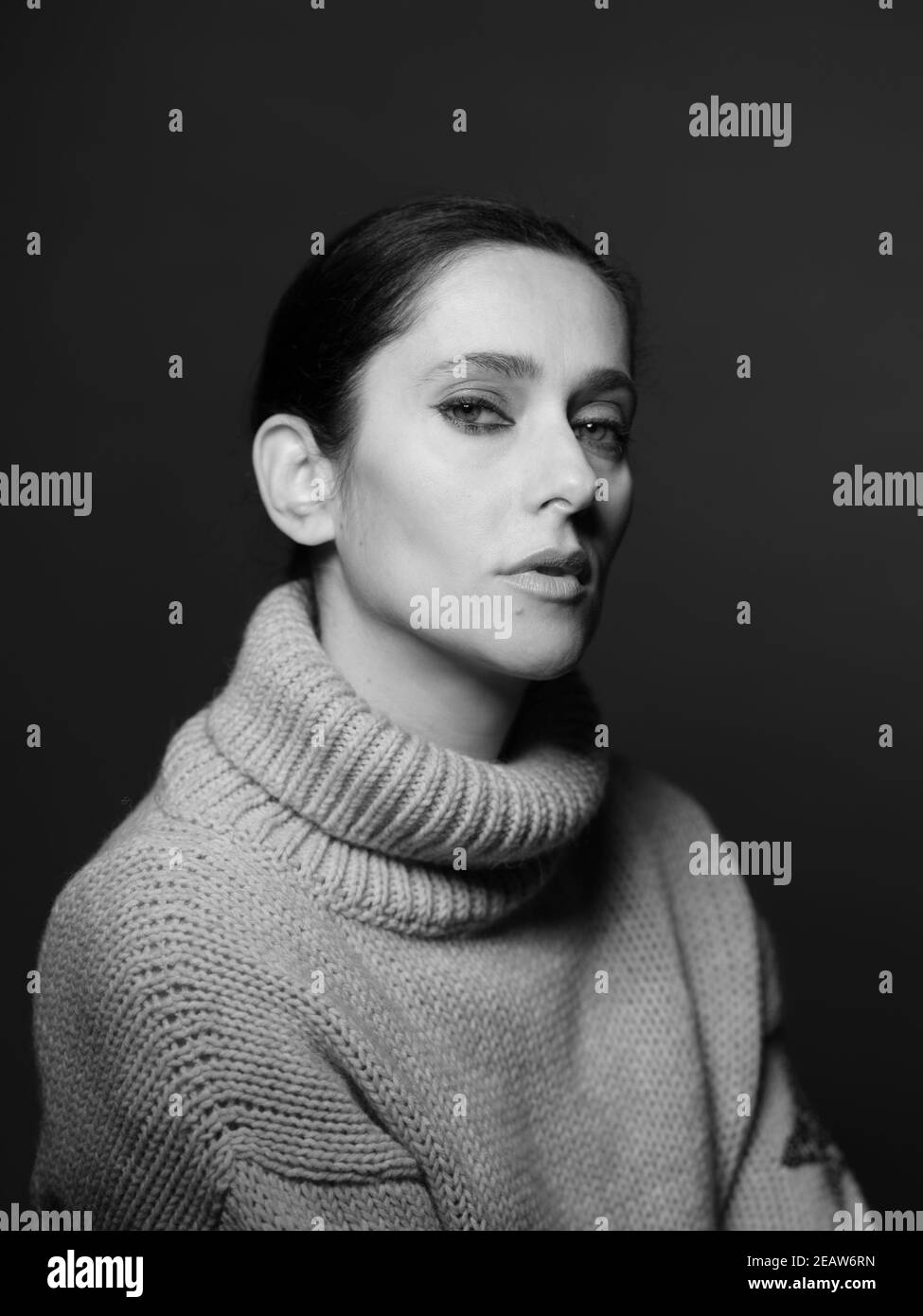 Monochromatisches Frauenporträt vor dunklem Hintergrund Stockfoto