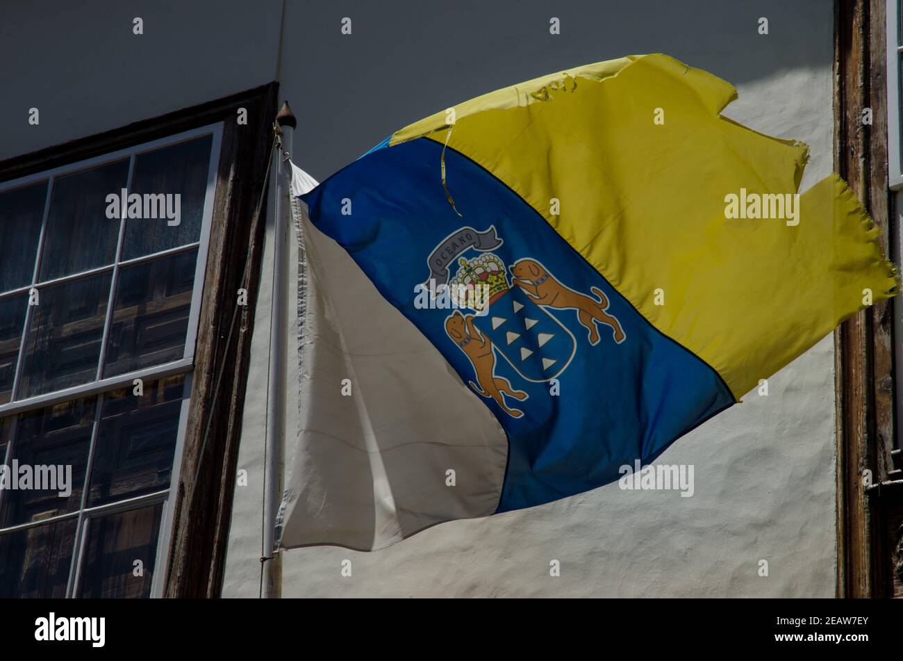 Flagge der Autonomen Gemeinschaft der Kanarischen Inseln. Stockfoto