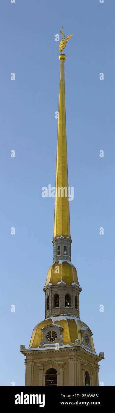 Glockenturm und goldener Engel auf dem Turm der Peter und Paul Festung, Sankt Petersburg, Russland Stockfoto