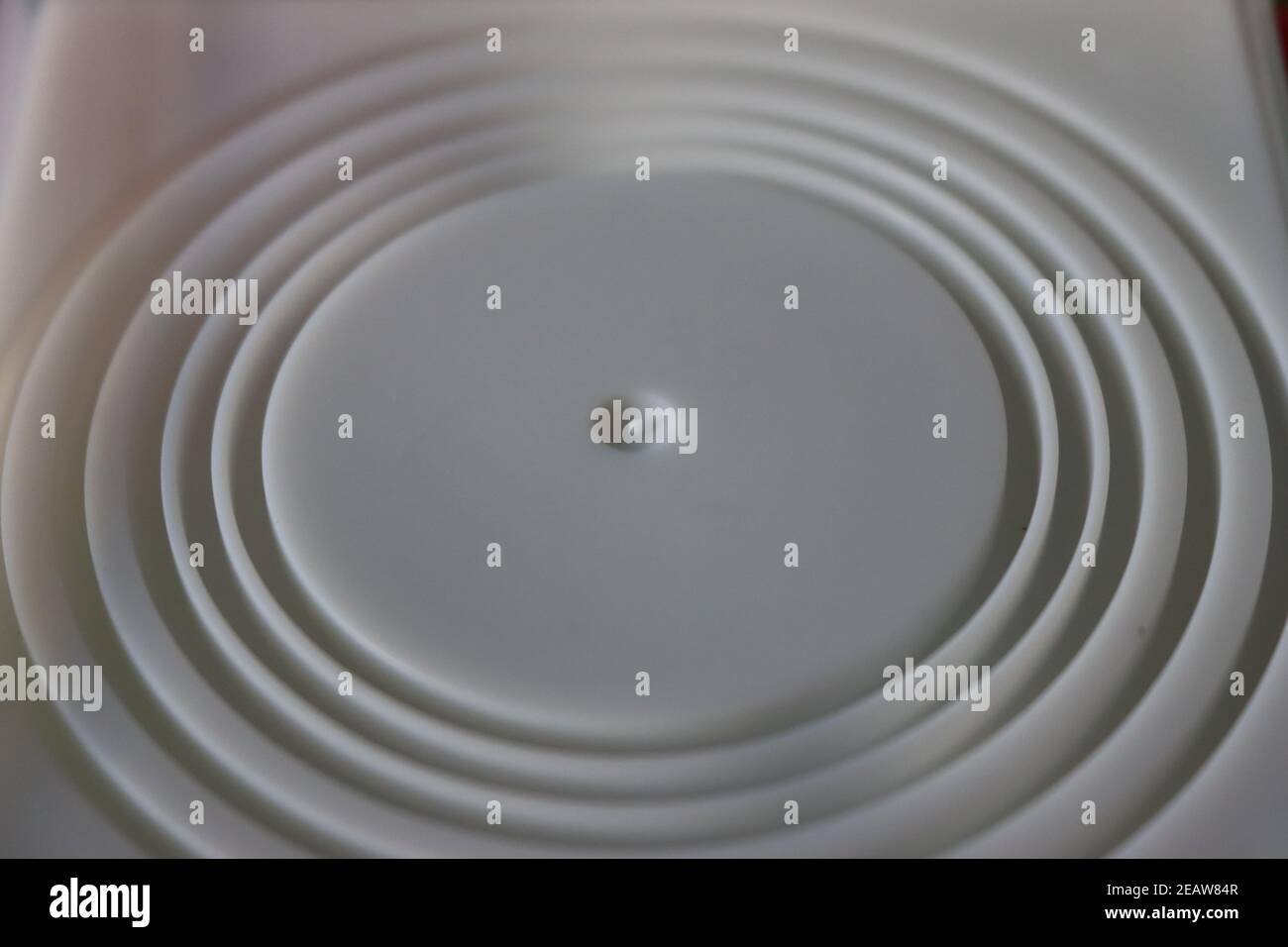 Schöne runde Kreise unterschiedlicher Größe konzentrische weiße Rillen Stockfoto