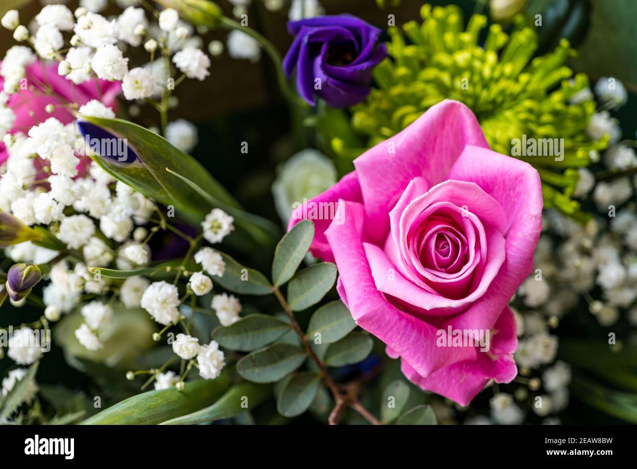 Nahaufnahme eines Blumenstraußes mit einem rosa Rose Stockfoto