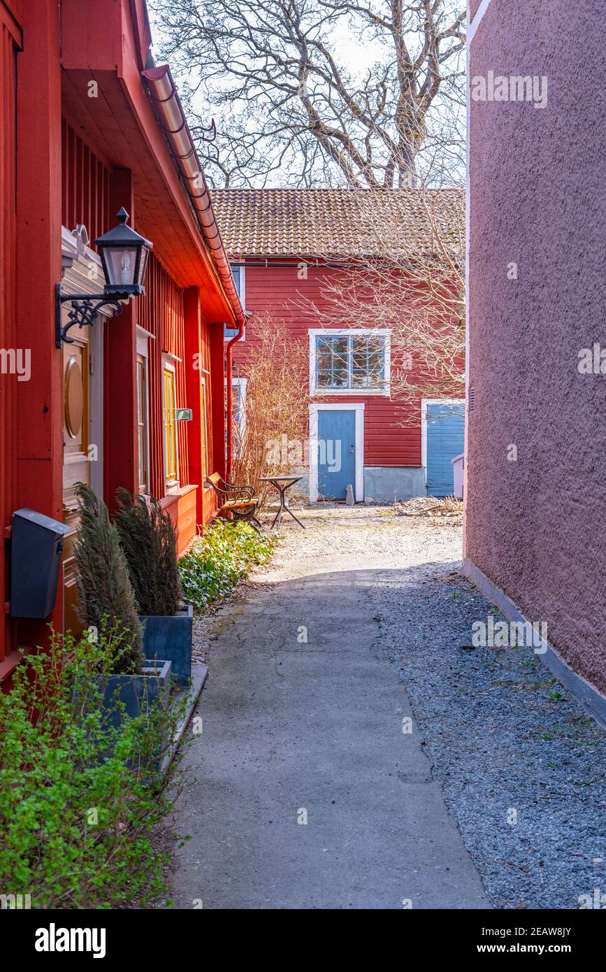Holzhäuser an einer schmalen Straße in Nora, Schweden Stockfoto