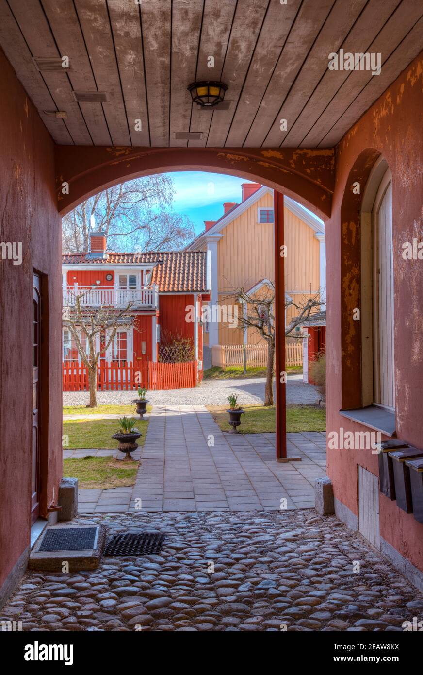Holzhäuser an einer schmalen Straße in Nora, Schweden Stockfoto