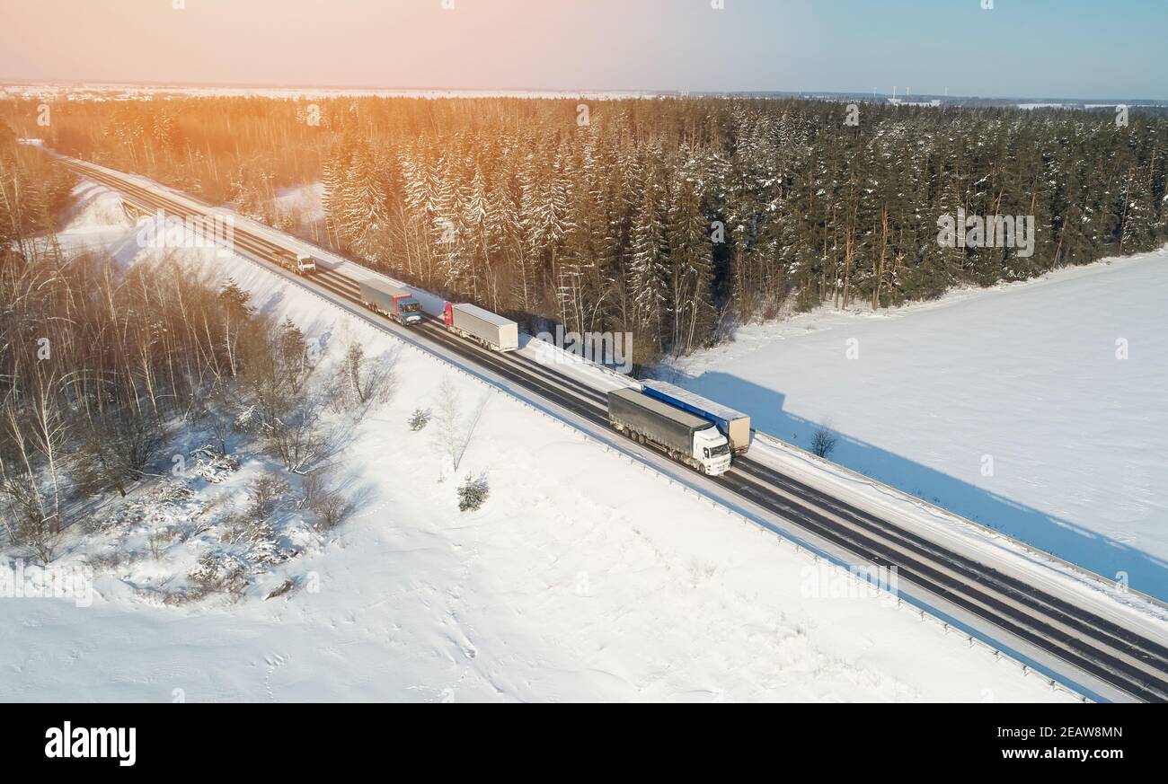 Lastenwagen auf Autobahn im Winter Landschaft Luftdrohne Ansicht Stockfoto