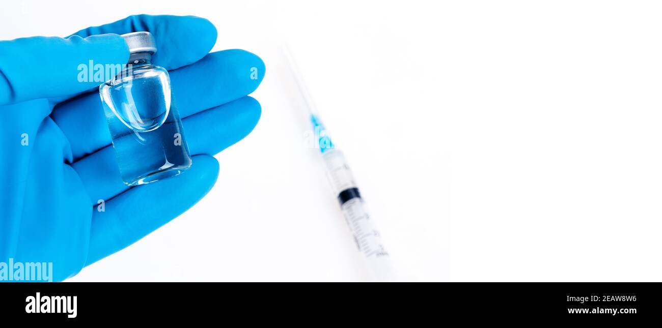 Handhalteviol mit Impfstoff gegen Corona-Virus. Stockfoto