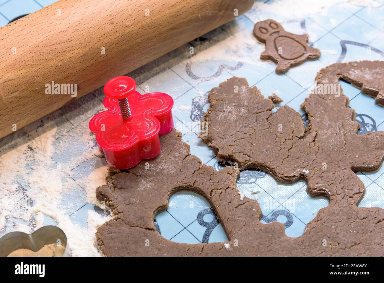 Backen von Weihnachts Lebkuchen Stockfoto