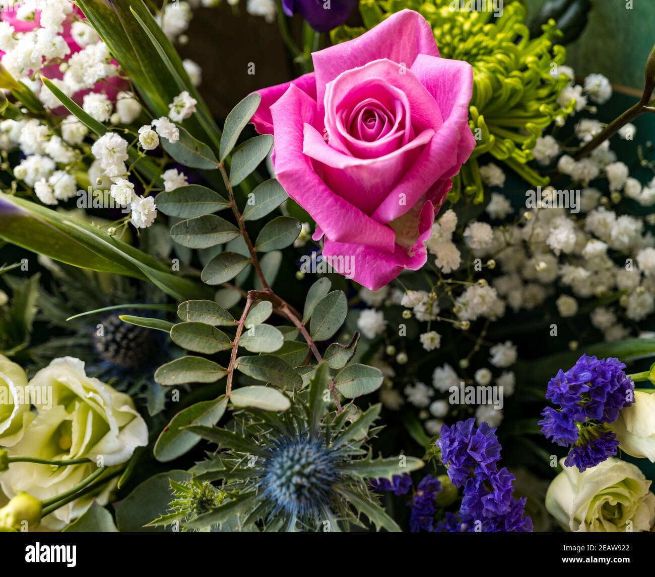 Nahaufnahme eines Blumenstraußes mit einem rosa Rose Stockfoto