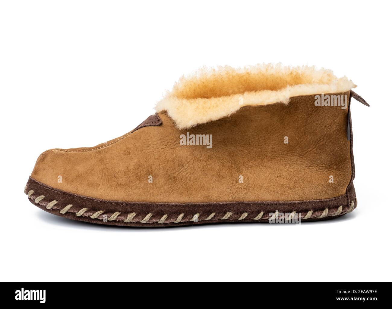 Brauner Lederstiefel isoliert auf weißem Hintergrund, Schafslederschuhe Stockfoto